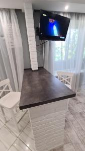 stolik z telewizorem z płaskim ekranem w pokoju w obiekcie Аpartaments on Metalurhiv 34 w mieście Krzywy Róg