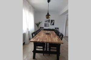 una sala da pranzo con tavolo e sedie in legno di Chalet Meu Lar a O Casal Pontevedra