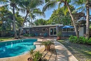 een huis met een zwembad en palmbomen bij Oakland Park Vacation Rental with Private Pool! in Fort Lauderdale