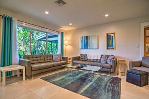 een woonkamer met 2 banken en een tafel bij Oakland Park Vacation Rental with Private Pool! in Fort Lauderdale