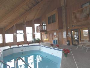 สระว่ายน้ำที่อยู่ใกล้ ๆ หรือใน Royalton Inn and Suites, Wilmington,Ohio