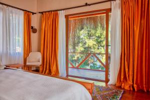 Llit o llits en una habitació de La Boheme Kabak Adults Only