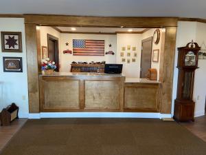 um lobby com uma bandeira americana na parede em Country Inn of Hazlet em Hazlet