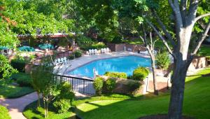 Bazén v ubytování Magnuson Grand Hotel and Conference Center Tyler nebo v jeho okolí