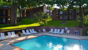 Piscina de la sau aproape de Magnuson Grand Hotel and Conference Center Tyler