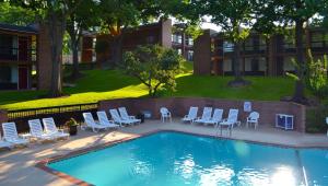 Bazén v ubytování Magnuson Grand Hotel and Conference Center Tyler nebo v jeho okolí