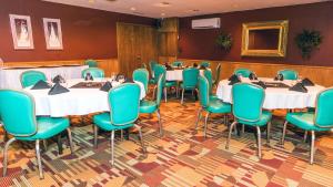 una sala conferenze con tavoli e sedie lunghi di Wrangler Inn Mobridge a Mobridge