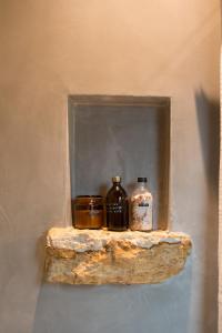 een plank met twee flessen op een muur bij Erve Jonkerhoeve in Heesch