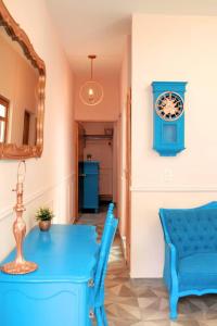 a room with a blue table and a blue clock at Apartment Casa Turquesa in La Paz