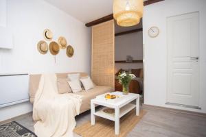 a living room with a couch and a table at Le Bohème, Cosy, Hypercentre in Grenoble