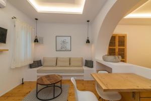 - un salon avec un canapé et une table dans l'établissement Acanthus Houses, à Tinos