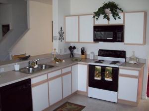 Кухня или мини-кухня в Sunsplash Vacation Homes
