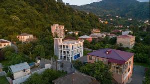 una vista aérea de una ciudad con una montaña en Guest House Marineza en Gonio