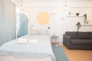 sypialnia z łóżkiem i kanapą w obiekcie Porto Automatic w Porto
