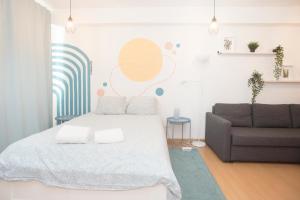une chambre avec un lit et un canapé dans l'établissement Porto Automatic, à Porto