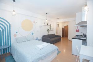 1 dormitorio con 1 cama y 1 sofá en una habitación en Porto Automatic, en Oporto