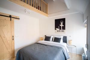 1 dormitorio con 1 cama con manta azul en Vakantiehuis New Zeeland, en Scherpenisse