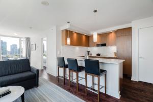 
A kitchen or kitchenette at Level Yaletown - Seymour
