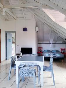 德豪特漁村的住宿－STUDIO 2- Laurier - 4 pers - proche centre，一间配备有白色桌椅和一张床的用餐室