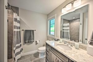 Ένα μπάνιο στο Slopeside Jackson Townhome on Black Mountain +23 φωτογραφίες