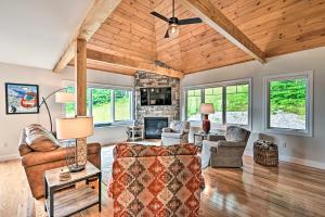 ein Wohnzimmer mit einem Sofa und einem Kamin in der Unterkunft Slopeside Jackson Townhome on Black Mountain in Jackson