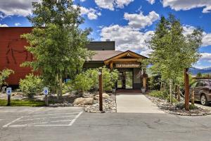 ein Parkplatz vor einem Gebäude in der Unterkunft Warm Fraser Townhome with Community Amenities! in Fraser