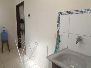 uma casa de banho com um lavatório e uma escova de dentes em Village Funchal 03, Lençóis em Lençóis