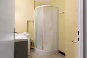 ein Badezimmer mit Dusche und Waschbecken in der Unterkunft Travel Homes - Le Freedom, chaleureux & spacieux in Mulhouse