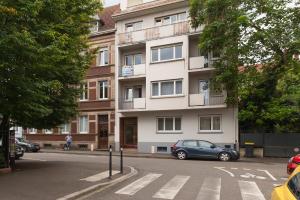 ein vor einem Gebäude geparktes Auto in der Unterkunft Travel Homes - Le Freedom, chaleureux & spacieux in Mulhouse