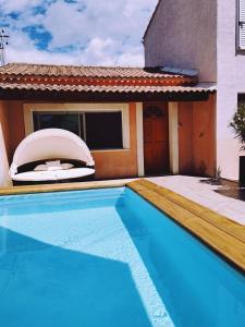 a house with a swimming pool in front of a house at STUDIO PRIVATIF CLIMATISÉ , TERRASSE ET PiSCINE in Pernes-les-Fontaines
