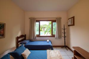 1 Schlafzimmer mit 2 Betten und einem Fenster in der Unterkunft 4 Suítes + Piscina e Área Gourmet | 3 Irmãos in Búzios