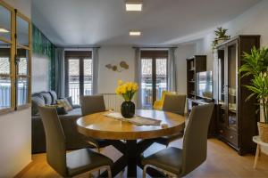 a living room with a table and chairs at OTAL URBAN de "Casa Otal" in Jaca