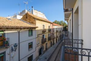 ハカにあるOTAL URBAN de "Casa Otal"の二棟の間の路地の眺め