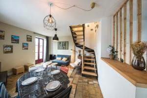 sala de estar con mesa y escalera de caracol en L'Atypique, charmante maison avec jardin clos, en Amboise