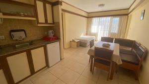 Η κουζίνα ή μικρή κουζίνα στο Oya Family Suites