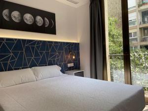 Posteľ alebo postele v izbe v ubytovaní Hostal Laia by gaiarooms