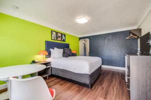 Voodi või voodid majutusasutuse Signature Inn Eugene toas