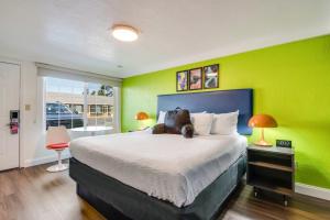 Voodi või voodid majutusasutuse Signature Inn Eugene toas