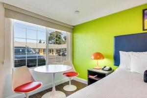 Voodi või voodid majutusasutuse Signature Inn Eugene toas