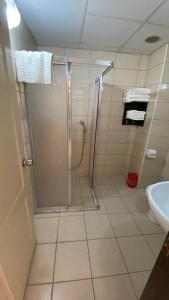 Ένα μπάνιο στο Oya Family Suites