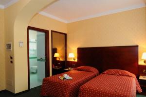 A bed or beds in a room at Hotel La Spia D'Italia