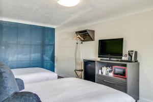 Voodi või voodid majutusasutuse Signature Inn Eugene toas