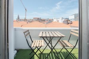 dwa krzesła i stół na balkonie z widokiem w obiekcie Porto Automatic w Porto