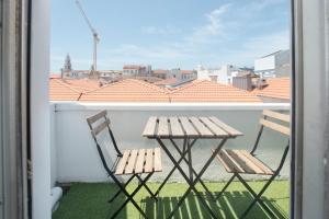 deux chaises et une table sur un balcon avec vue dans l'établissement Porto Automatic, à Porto