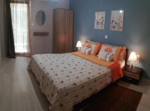 Un dormitorio con una cama grande con dos lámparas. en Central Apartment, en Tesalónica