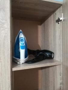 un objet bleu et blanc assis sur une étagère en bois dans l'établissement Central Apartment, à Thessalonique