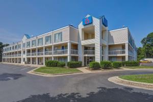 a large apartment building with a parking lot at Motel 6-Raleigh, NC - North in Raleigh