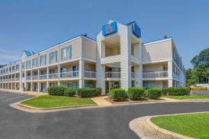 a large apartment building with a sign on it at Motel 6-Raleigh, NC - North in Raleigh