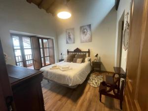 a bedroom with a bed and a desk in it at LA CASINA DE PAULA in Ríoseco