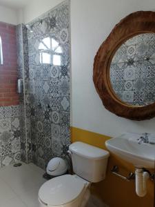 Kylpyhuone majoituspaikassa Hotel Y Suites Axolotl